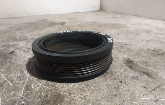 Volkswagen PASSAT B6 Crankshaft pulley 03G105243