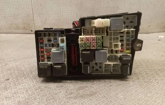 Ford Focus Fuse module AV6T14A142AB