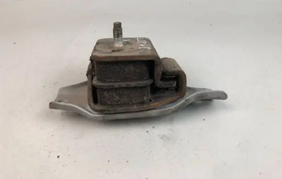 Subaru Legacy Engine mount bracket