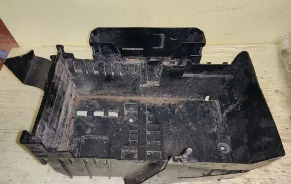Chevrolet Cruze Battery box tray 13354419