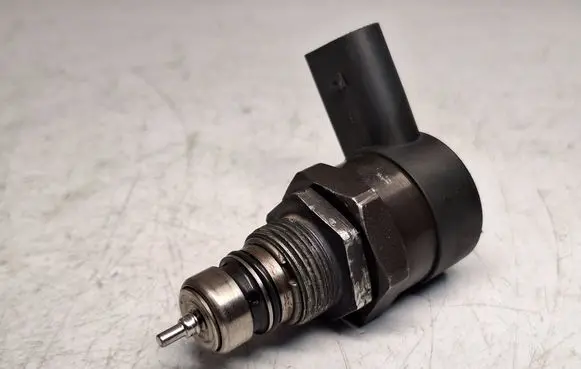 BMW 3 E46 Fuel pressure regulator 0281002481 13537805733 13537788685