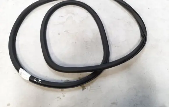 Volkswagen Jetta VI Rubber seal tailgate window/glass PC135