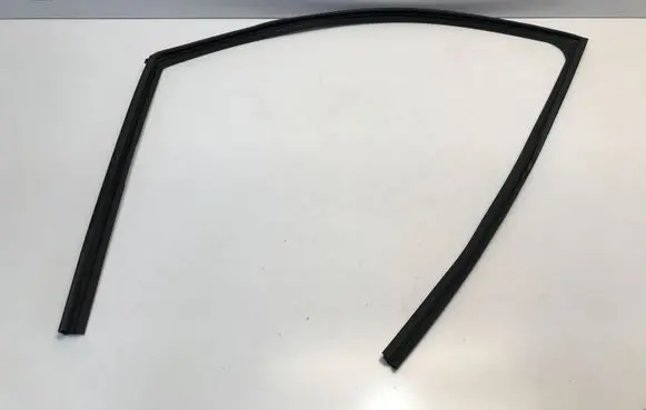 Nissan Qashqai J12 Rubber seal front door window/glass 6UA
