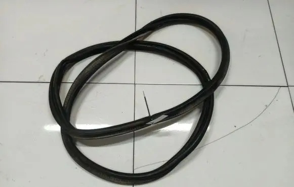 Renault Clio III Trunk rubber seal (body) 