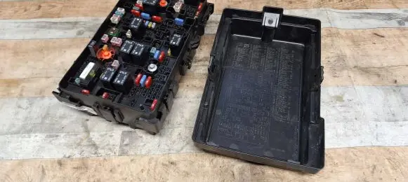 Chrysler Pacifica Fuse box set 63565387