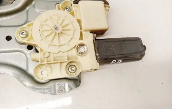 Toyota Avensis T250 Front door window regulator motor 6981005050