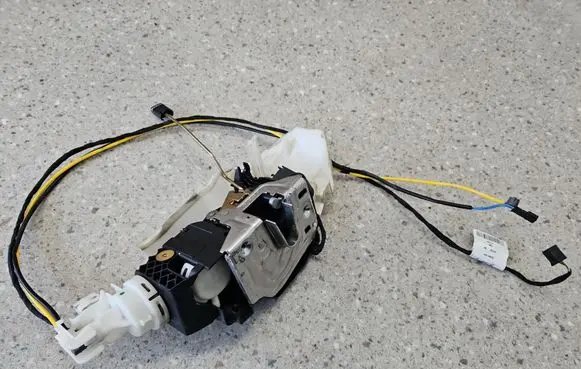 Mercedes-Benz SL R230 Front door lock A2307200835 2307200835 4100113403