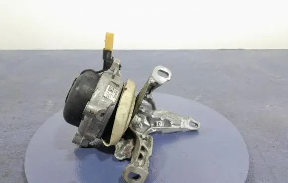 Engine mount vacuum valve