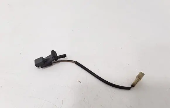 Volkswagen PASSAT B5 Windshield washer spray nozzle 