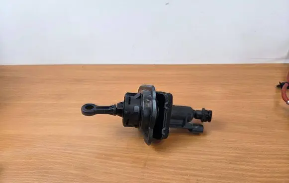 Volvo XC60 Clutch master cylinder SE10031 KGJ19300 160507043516