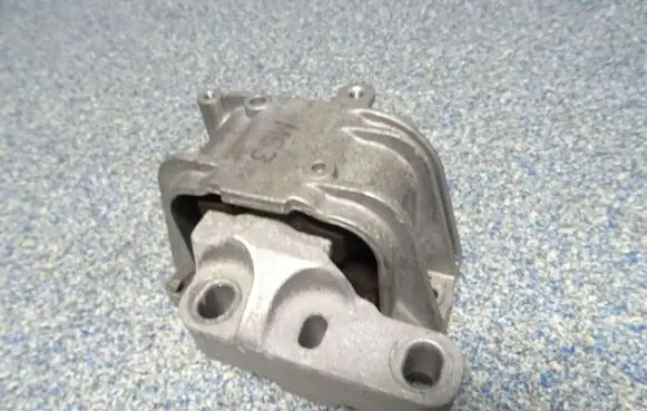 Volkswagen Jetta VI Engine mount bracket 1K0199262M