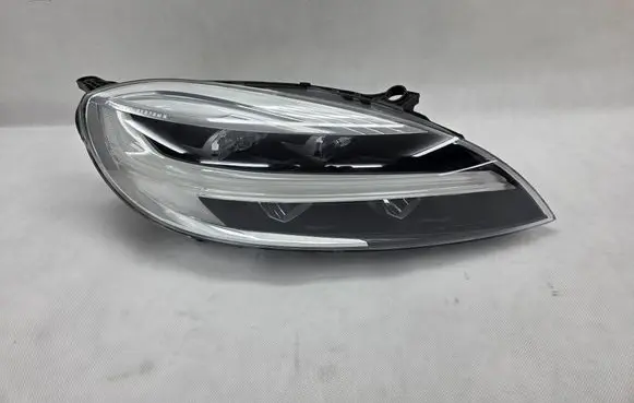 Volvo V40 Headlight/headlamp 31677023
