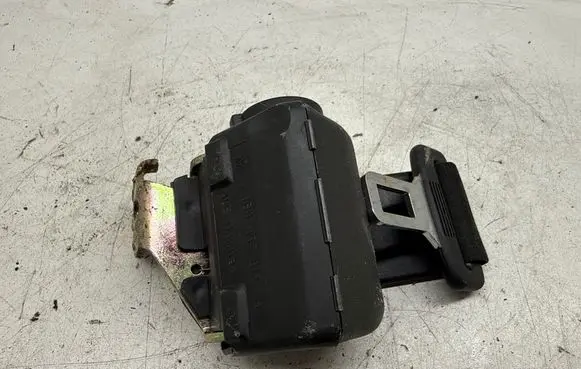 Volkswagen PASSAT B5.5 Middle seatbelt (rear) 3B0857813