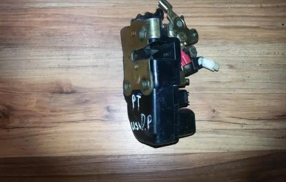 Chrysler PT Cruiser Front door lock