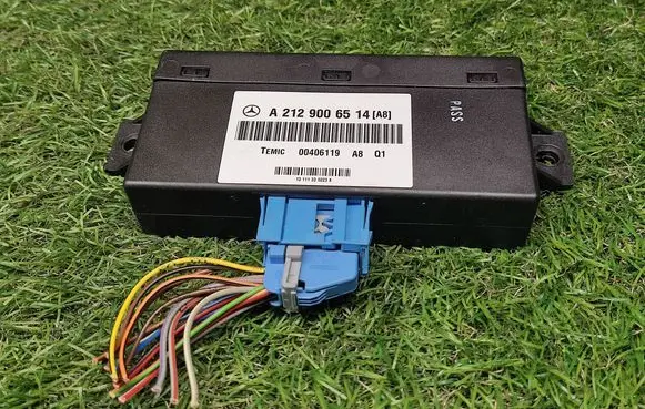 Mercedes-Benz E W212 Air suspension control unit module (rear) A2129006514