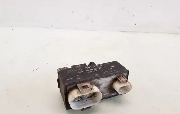 Volkswagen PASSAT B5 Coolant fan relay 357919506A