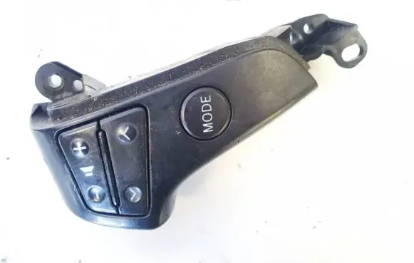Toyota Avensis T250 Steering wheel buttons/switches 75b596