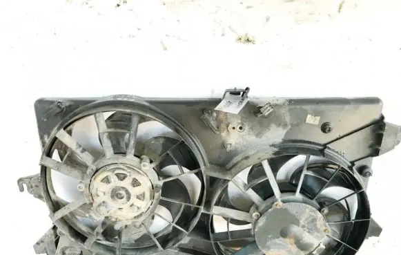 Radiator cooling fan shroud