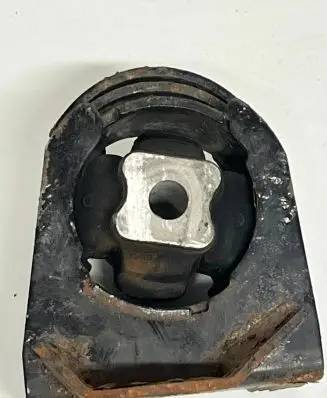 Toyota Avensis T250 Engine mount bracket