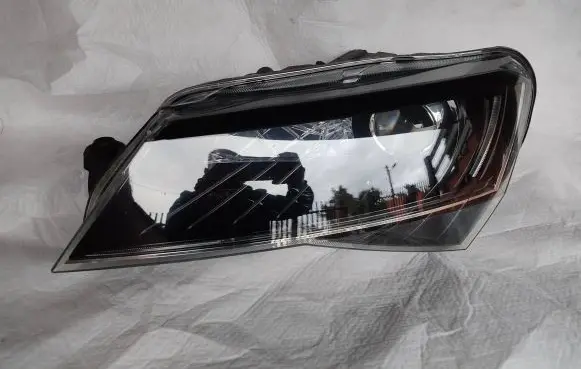 Skoda Superb B8 (3V) Headlight/headlamp 3V1941015B 1ZS01193925