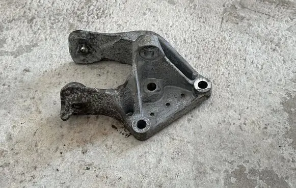 Chrysler Grand Voyager V Gearbox mounting bracket 04721570AA 09104