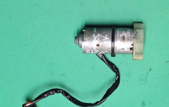 Mercedes-Benz E W210 Seat adjustment motor 2108200208 1154001