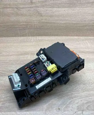 Toyota Avensis T250 Fuse module 8264105010 05810520