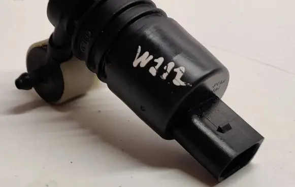 Mercedes-Benz E W212 Windscreen/windshield washer pump A2048660221