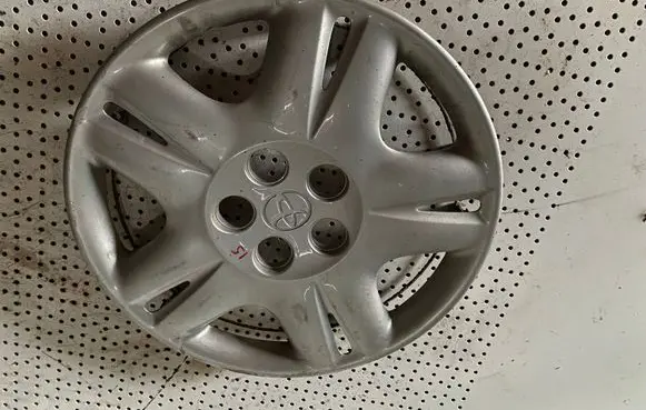 Toyota Avensis T220 R15 wheel hub/cap/trim 4260205060