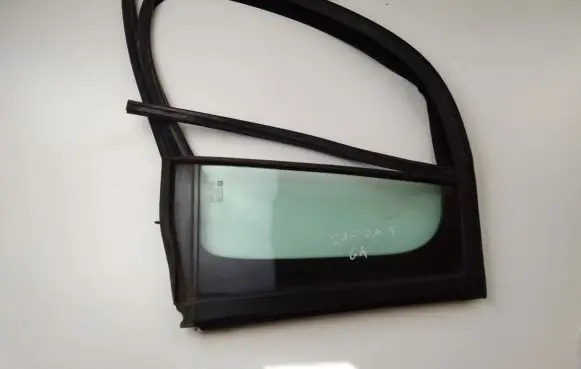 Opel Zafira C Rear vent window glass 20932006