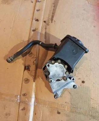BMW 5 E39 Power steering pump 2247599 7691340172 B3241