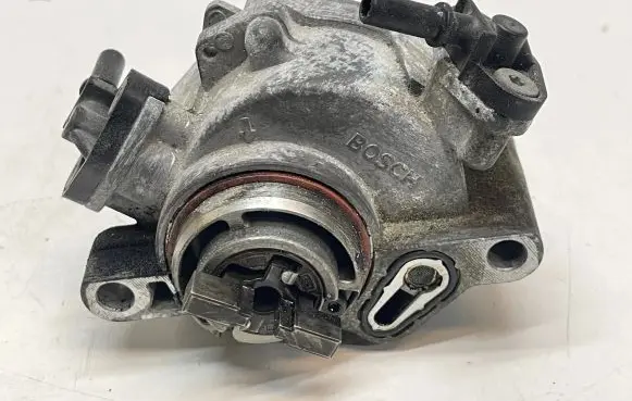 Peugeot 208 Vacuum pump 9684786780