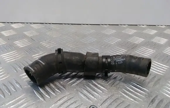 Volkswagen PASSAT B8 Engine coolant pipe/hose 04L131525A