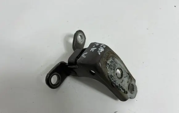 Honda CR-V Front door upper hinge WWFL