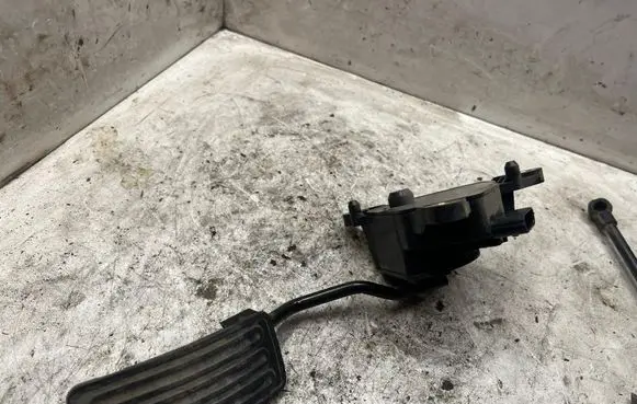 Nissan X-Trail T31 Accelerator throttle pedal 18002JG00A