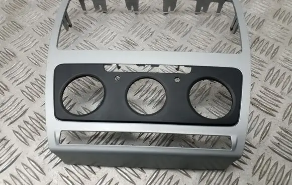 Skoda Octavia Mk2 (1Z) Radio/GPS head unit trim 1Z0858069BD
