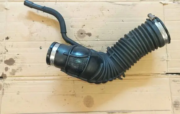 Renault Latitude (L70) Turbo air intake inlet pipe/hose 165765844R