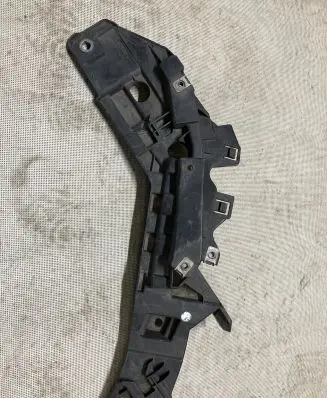 Front bumper mounting bracket