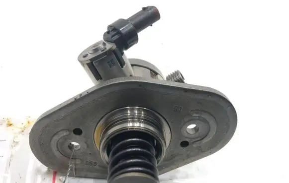 BMW 2 F44 Fuel injection high pressure pump 8631642