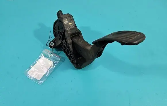 Accelerator throttle pedal