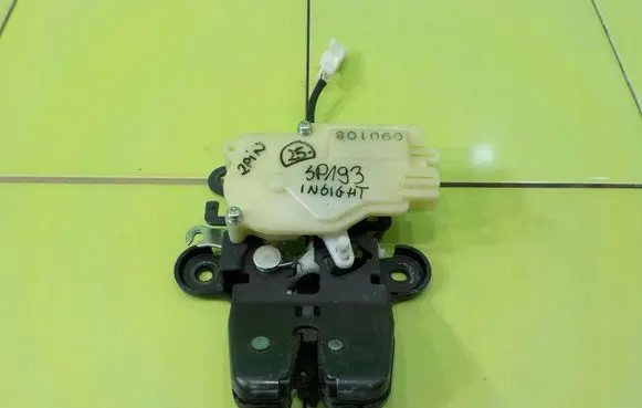 Honda Insight Tailgate exterior lock 