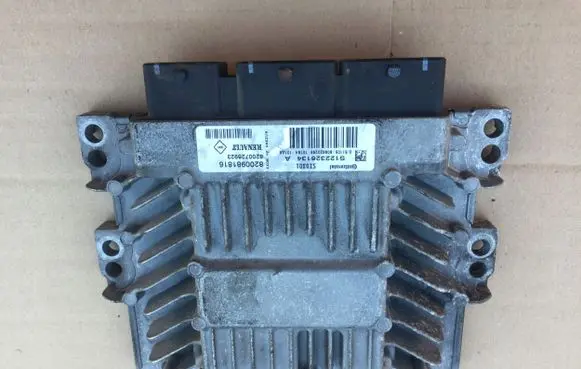 Renault Laguna III Engine control unit/module 8200981816