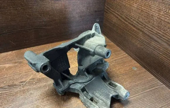 Volkswagen Transporter - Caravelle T5 Engine mounting bracket 070199343A 070199343