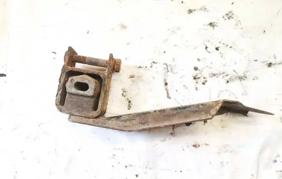 Volkswagen PASSAT B2 Engine mount bracket 823399151