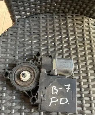 Volkswagen PASSAT B7 Front door window regulator motor 0130822451
