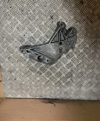 Volkswagen PASSAT B8 Engine mounting bracket 06J199207P