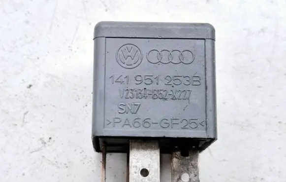 Volkswagen PASSAT B6 Other relay 141951253B V23134B52X227