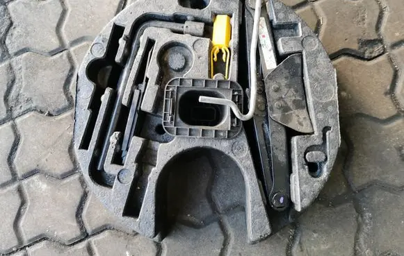 Peugeot 508 Tool set 9676717380