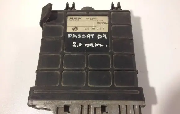 Volkswagen PASSAT B4 Engine control unit/module 037906025G