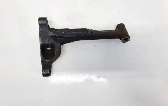 Toyota Avensis T270 Engine mounting bracket 3311805010 33118-05010